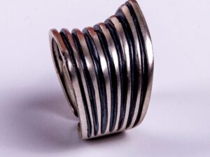 Χειροποίητο κλασσικό δαχτυλίδι από πατιναρισμένο λευκό ασήμι