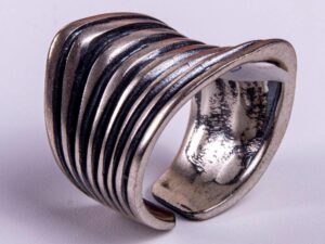 Χειροποίητο εντυπωσιακό μοντέρνο δαχτυλίδι από πατιναρισμένο λευκό ασήμι προφίλ 3