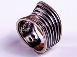 Χειροποίητο εντυπωσιακό μοντέρνο δαχτυλίδι από πατιναρισμένο λευκό ασήμι προφίλ 2