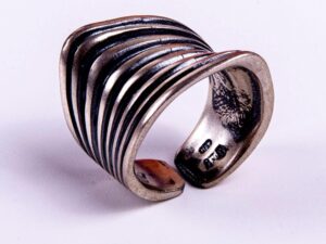 Χειροποίητο κλασσικό δαχτυλίδι από πατιναρισμένο λευκό ασήμι προφίλ 1