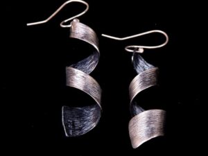 Χειροποίητα μοντέρνα σκουλαρίκια από πατιναρισμένο λευκό ασήμι